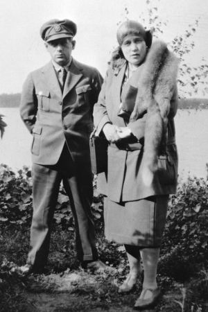 Den "ryska fursten" Boris Wolkowski fungerade som den "tyska adelsdamen" Minna Crauchers chaufför. Den "ryska fursten" Boris Wolkowski fungerade som den "tyska adelsdamen" Minna Crauchers chaufför.