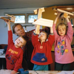 Kaapon, eli Kari Mannisen ohjauksessa puusta syntyy vaikkapa avaruusalus, kun tekemässä on kolme Tikkunikkaria, Aku Manninen (vas.) sekä Atso ja Taika Sariola.