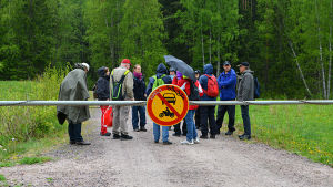 Alla samlas för att starta promenaden i skogen. Deltagarna samlas för start