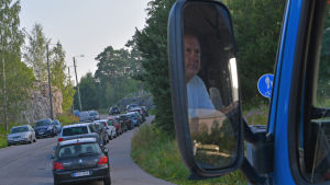 Såhär såg det ut för två år sedan. Möter man en bil är risken stor att speglarna tar i bilen som står parkerad på trottoaren. Tom Malmberg i sin lastbil