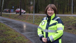 För trafiksäkerheten vore det bra att terminalen flyttar någon annanstans, säger ansvariga gatuchefen Piia Nordström. Gatuchef Piia Nordström på gångbana framför Raseborgsvägen.