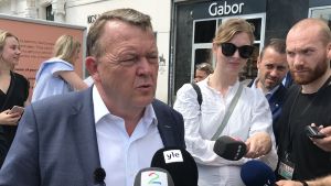 Lars Løkke Rasmussen får frågor om vad han ska göra om han inte blir statsminister. Då blir jag Folketingsmedlem, säger han. Flera politiska bedömare tror att han kan avgå som partiledare om han misslyckas i valet. Lars Løkke Rasmussen