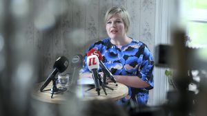 Saarikko säger att hon vill få partiet tillbaka på fötter igen. Annika Saarikko håller presskonferens 30.7.2020.