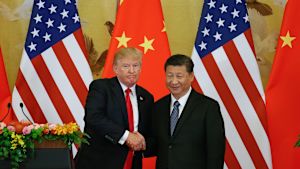 Trump stoltserade med hur goda och varma relationer han har med Xi Jinping, trots att han anklagar Kina för bristen på framsteg med Nordkorea President Donald Trump och Kinas president Xi Jinping skakar hand under en presskonferens i Peking 9.11.2017.