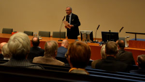 Fusionskoordinator Olavi Kaleva. Olavi Kaleva talar på mötet om planerna för en fusion mellan Vasa och Korsholm.