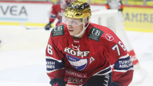 Jere Sallinen har gjort två mål för HIFK i höst. Jere Sallinen med guldhjälm och iklädd hockeyutrustning, Helsingfors IFK