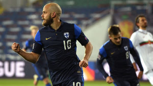 Teemu Pukki blev årets herrspelare. Finlands herrlandslag jublar med Teemu Pukki i spetsen.