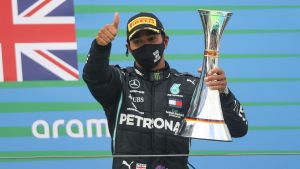 Lewis Hamilton är i form. Lewis Hamilton visar tummen upp me pokalen i ena handen.