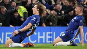 David Luiz (till vänster) gjorde ett av Chelseas mål. David Luiz firar.