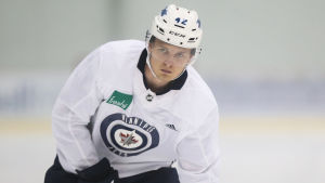 Winnipeg reserverade Kristian Vesalainen i första rundan i NHL-draften 2017. Kristian Vesalainen, Winnipeg Jets