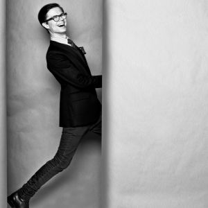 Sami Sykkö har analyserat Jukka Rintalas design. Sami Sykkö poserar vid en pelare.