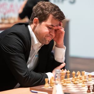 Magnus Carlsen spelar schack.