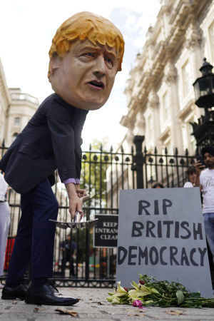Demonstranter protesterade bland annat utanför premiärministerns residens på Downing Street i London Demonstranter protesterade bland annat utanför premiärministerns residens på Downing Street i London