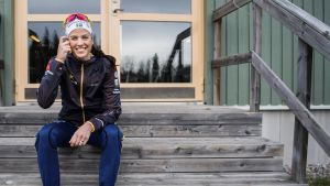Dyvik vill visa att hon har det tufft, trots de ständiga leendena. Anna Dyvik sitter på en trappa och ler.