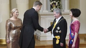 Marko Anttila hälsar på presidenten. Marko Anttila tar i hand med presidenten på slottsbalen.