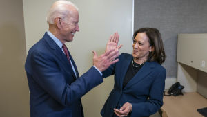Duon hoppas kunna locka afroamerikaner och minoritetsbefolkning att rösta. Joe Biden och Kamala Harris gör "high five"