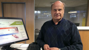 Raimo Hokkanen är utvecklingschef på Nylands arbets- och näringsbyrå. Raimo Hokkanen visar upp arbets- och näringsbyråns e-tjänster