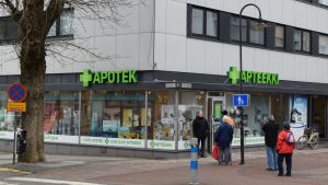 En kund i taget får komma in i apoteket i Karis. Kö utanför apoteket i Karis.