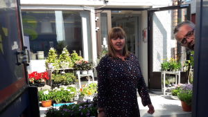 Camilla Nyman hälsar på Dirk-Jan Zwaan som levererar blommor från Holland. Camilla Nyman tar emot blommor från Holland i blomsteraffären Amalia i Oravais.