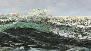Oljemålningen ovan är en kopia av marinmålaren Patrick von Kalckreuths "Schaumkronen auf Wogender See" (1950). Oljan har blandats med mikroplast tillverkad av malda kinderägg. Äggen härstammar från en containerförlisning utanför den tyska ön Langeoog den 4 januari 2017 Swaantje Güntzel: NORDSEE Ü-Eier, Detail (2018)
