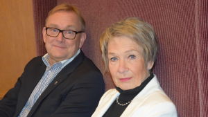 Barbro Wikberg och Denis Strandell hoppas få ner kostnaderna för värme och el i stadens byggnader. Barbro Wikberg (SFP) och stadsdirektör Denis Strandell
