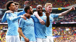 Stjärnfyllda Manchester City är vana att vinna mycket. Leroy Sané, Aymeric Laporte, Barnardo Silva och Kevin De Bryune firar med hattrickskyten Raheem Sterling i FA-cupfinalen.