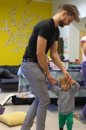 Andreas Saloranta tar med sonen Ivar till det öppna daghemmet Tallen på Drumsö i Helsingfors. Foto på Andreas Saloranta som dansar med sin son Ivar på det öppna daghemmet Tallen på Drumsö i Helsingfors.