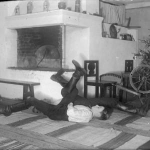 Två män leker "bryta stubbar". Bilden är tagen 1936 i Strömfors, Kulla.