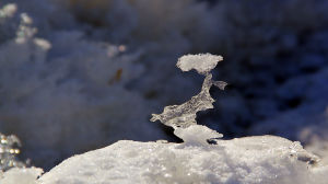 En gynnsam snösmältning kan också återställa grundvattennivåerna. Isformation i smältande snödriva.