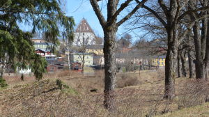 Från järnvägsstationen ser man domkyrkan och Gamla stan. Utsikt från stationsområdet i Borgå mot Gamla stan