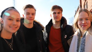 Hugo Enroth med studiekompisarna Linnea Gyllenberg, Elin Saarela och Otso Uro. Fyra unga abiturienter.