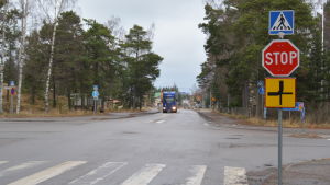 Trafiken som kommer söderifrån längs Appelgrensvägen har stoppmärke och väjningsplikt. Långtradare kör längs Korsmansgatan