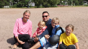 Familjen Roos på Bellevuestranden: Heidi, Edith, Jacob, Erik och Ella. I bakgrunden syns rökrutan. Familjen Roos på stranden