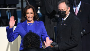 Kamala Harris svor eden med handen på två biblar. Den ena har tillhört Regina Shelton, som Harris beskrivit som sin andra mamma, och den andra har tillhört Thurgood Marshall, som var högsta domstolens första svarta domare. Kamala Harris svär eden.