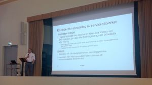 Kurt Torsell presenterar tjänstemännens vision. Bildningsdirektör Kurt Torsell i Sibbo föreläser.