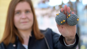 Virkade getingbon är fina hantverk men de skrämmer nog inte bort getingar, anser biologen Anders Albrecht. En kvinna håller i två virkade bollar som ser ut som getingbon.