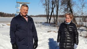 Mikael Snellman och stadsdirektör Anne Ekstrand på platsen där parken ska byggas. Mikael Snellman och stadsdirektör Anne Ekstrand.