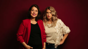 Eva Frantz och Hannah Norrena i Relationspodden. Mörkhårig leende kvinna och ljushårig bister kvinna