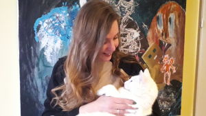 Magdalena Snickars tillsammans med familjens katt. Magdalena Snickars tillsammans med familjens katt.