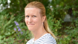 Lena Stenström tog i slutet av 2017 över trafikskolan Trexo i Karis. Den nya körkortslagen gynnar inte hennes företagsamhet, men Stenström planerar i stället frivilliga tilläggsutbildningar. En kvinna som ler och ser in i kameran. Grön gräsmatta och blommor i bakgrunden.