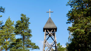 Kom, lyssna, lär, tro och jubla! Så lyder ingraveringen på kyrkklockan i klockstapeln invid kapellet. Klockstapeln vid kapellet.