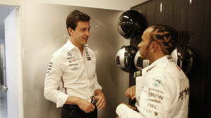 Toto Wolff och Lewis Hamilton. Toto Wolff och Lewis Hamilton pratar med varandra.