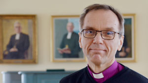 Biskop Björn Vikström tycker att vi borde komma ifrån, eller i alla fall nyansera, bilden av Gud som en gammal skäggig gubbe. Biskop Björn Vikström