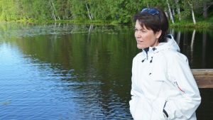 - Jag litar på att tjänstemännen gör allt som står i deras makt för att råda bot på situationen, säger Martina Harms-Aalto (SFP), ordförande för fostrans- och utbildningsnämndens svenska sektion. Martina Harms-Aalto vid Gallträsk strand i juni 2015