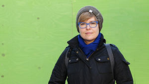 Natalia Ollus berättar att orsaken till att människor betalar smugglare oftast är att man inte kan få inrese- eller arbetstillstånd. Natalia Ollus har forskat i utnyttjande av utländska arbetstagare.
