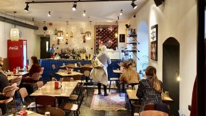 På en restaurang i Tartu är kunderna såpass många att det snart blir svårt att upprätthålla 2+2-regeln. På restaurang behöver munskydd inte ännu användas. På en restaurang i Tartu är kunderna såpass många att det snart blir svårt att upprätthålla 2+2-regeln. På restaurang behöver munskydd inte ännu användas.