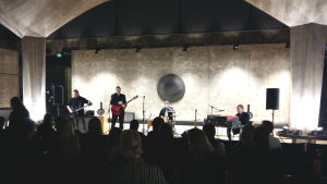 Uhrijuhla med Kauko Röyhkä spelar psykedelisk rock i Sibeliusmuseum i Åbo. Uhrijuhla spelar psykedelisk rock i Sibeliusmuseum i Åbo.
