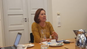 Kommunminister Sirpa Paatero (SDP). Sirpa Paatero, kommunminister på pressträff.
