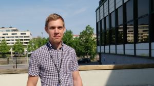 Vägingenjör Tapani Jaakkola på NTM-centralen. Vägingenjör Tapani Jaakkola står ute vid statens ämbetshus i Åbo.