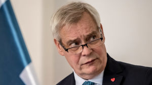 Antti Rinne hoppas parterna förhandlar sig fram till en lösning. Antti Rinne under presskonferens.